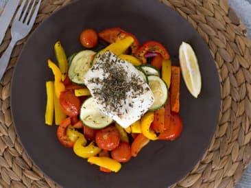 Verduras y pescado de la bandeja de horno