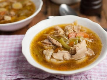 Sopa de pollo con zanahoria y puerro