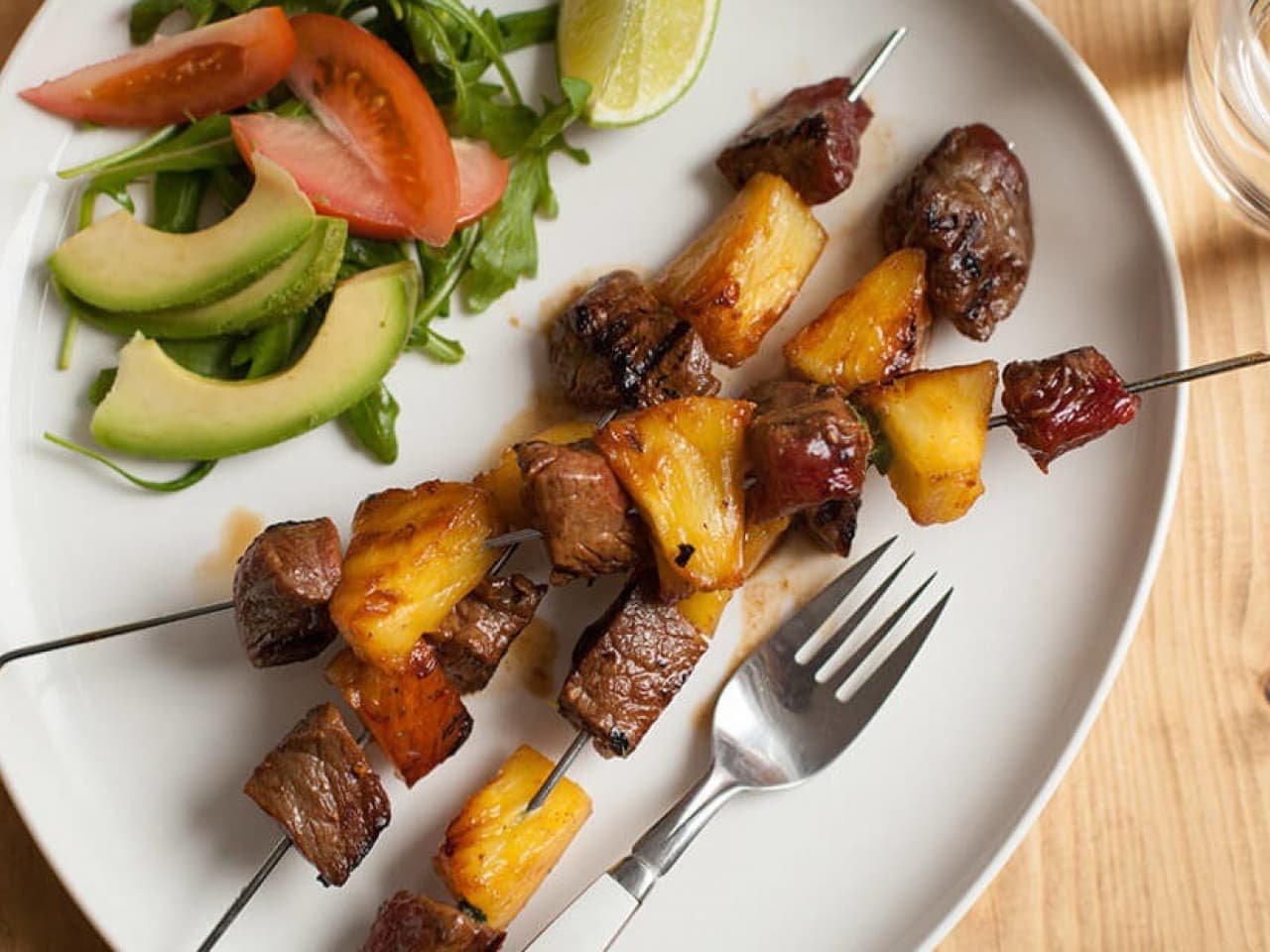 Tropische Spieße mit Ananas