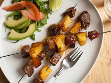 Tropische Spieße mit Ananas