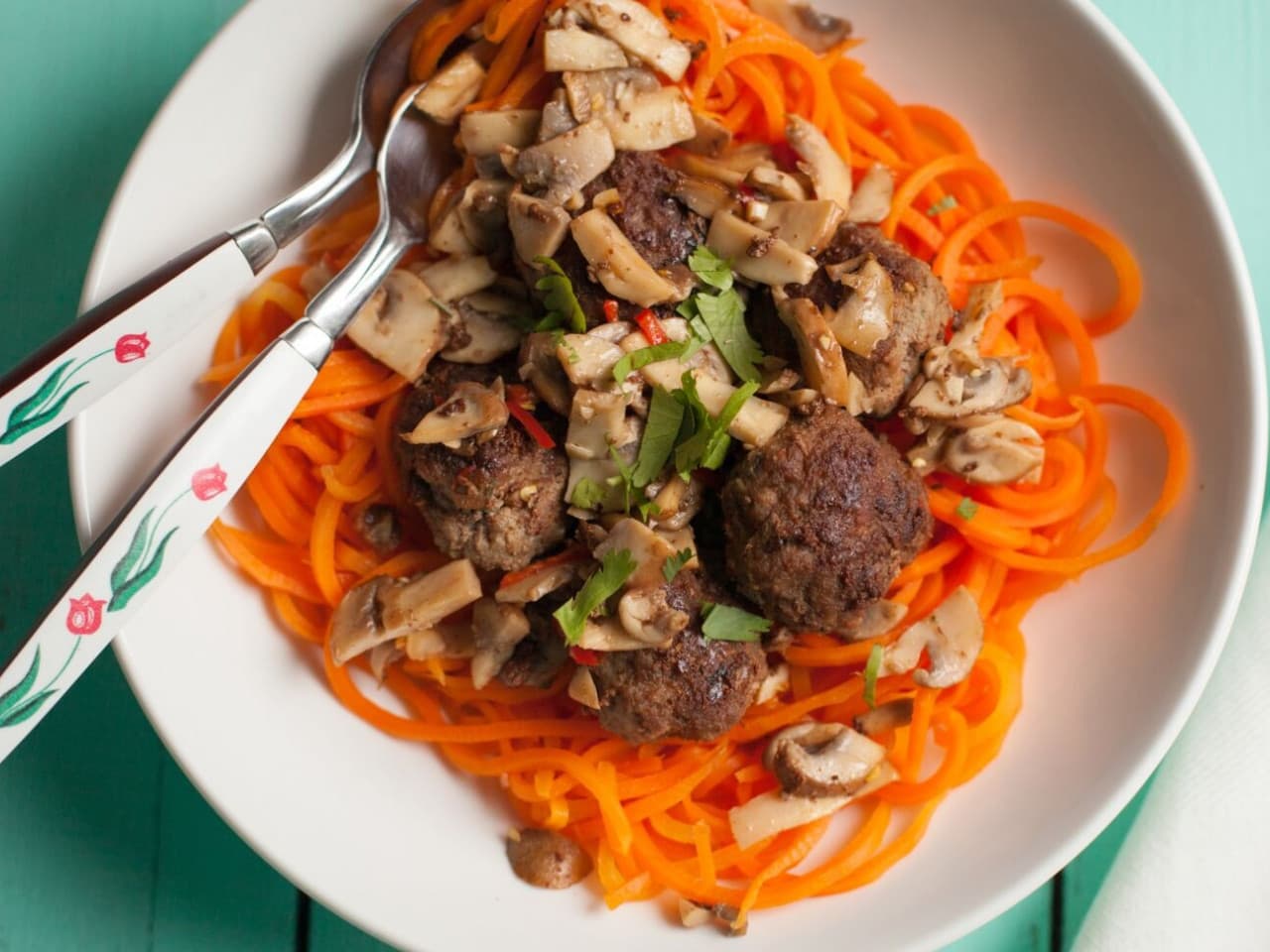 Spaghettis aux carottes avec boulettes de viande et champignons marrons