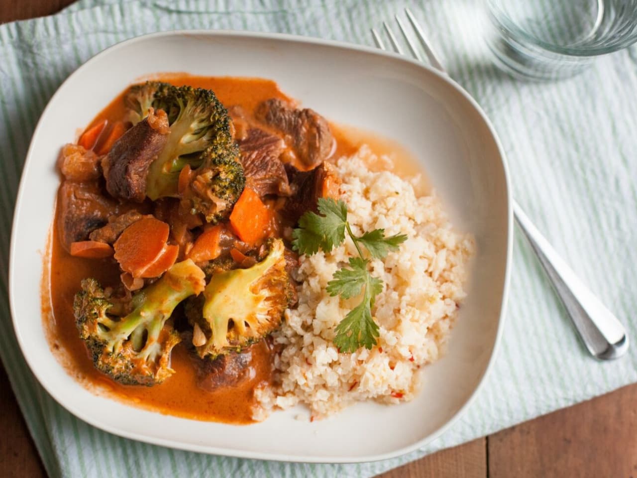 Ragoût de boeuf au paléo thaï avec riz au chou-fleur