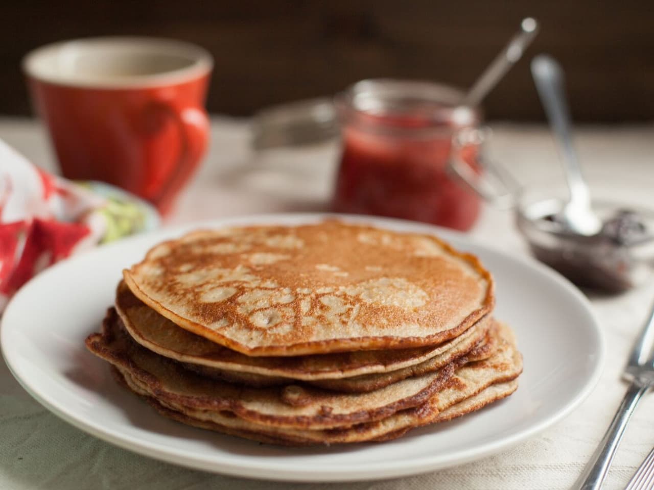 Paleo pannenkoekjes met aardbeiensaus