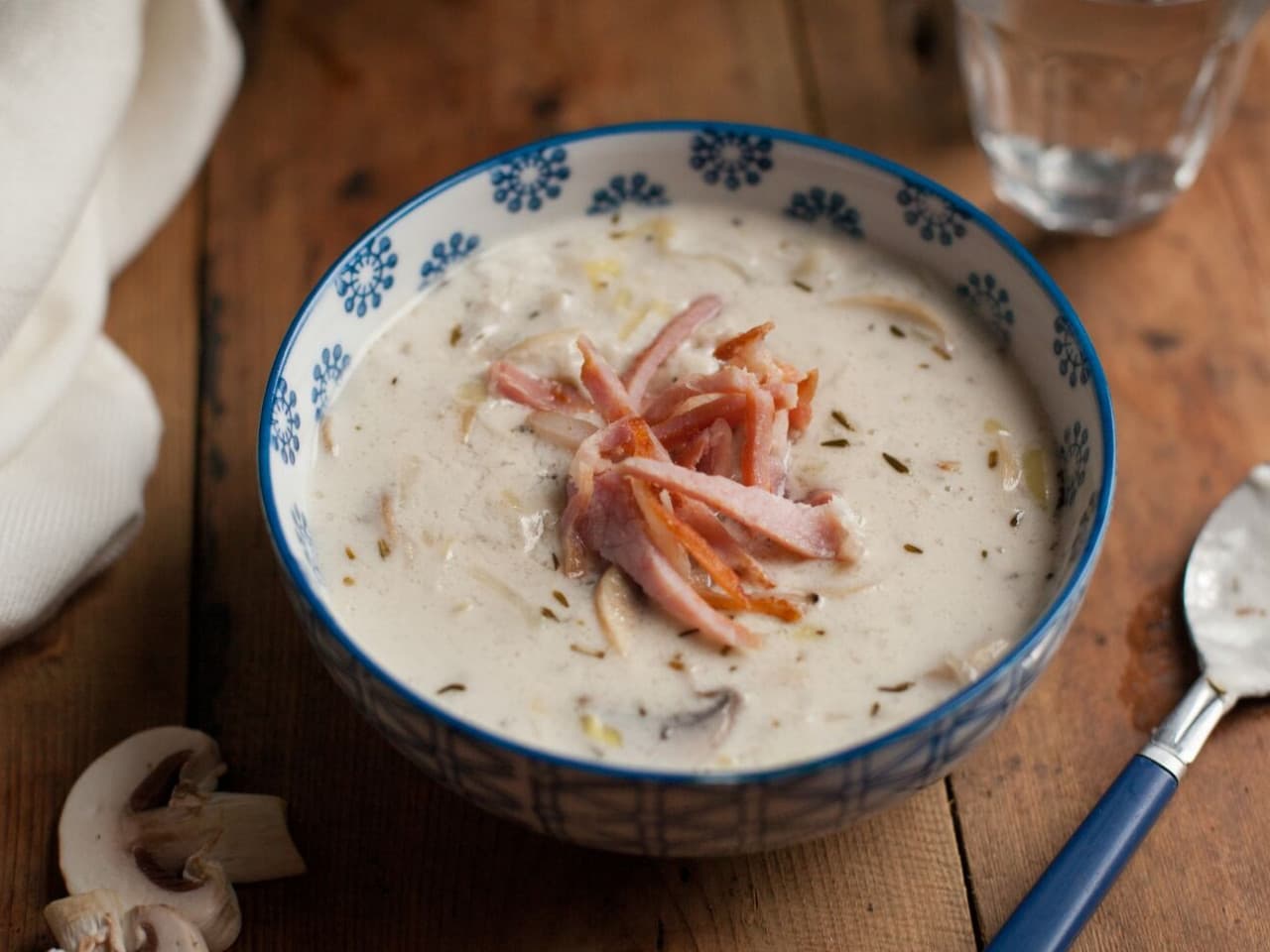 Creamy mushroom and leek soup with bacon