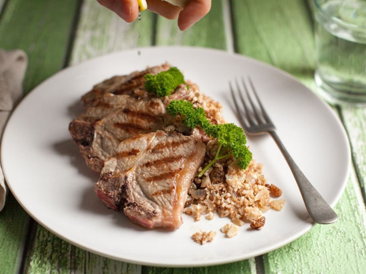 "Couscous" de chou-fleur aux côtelettes d'agneau