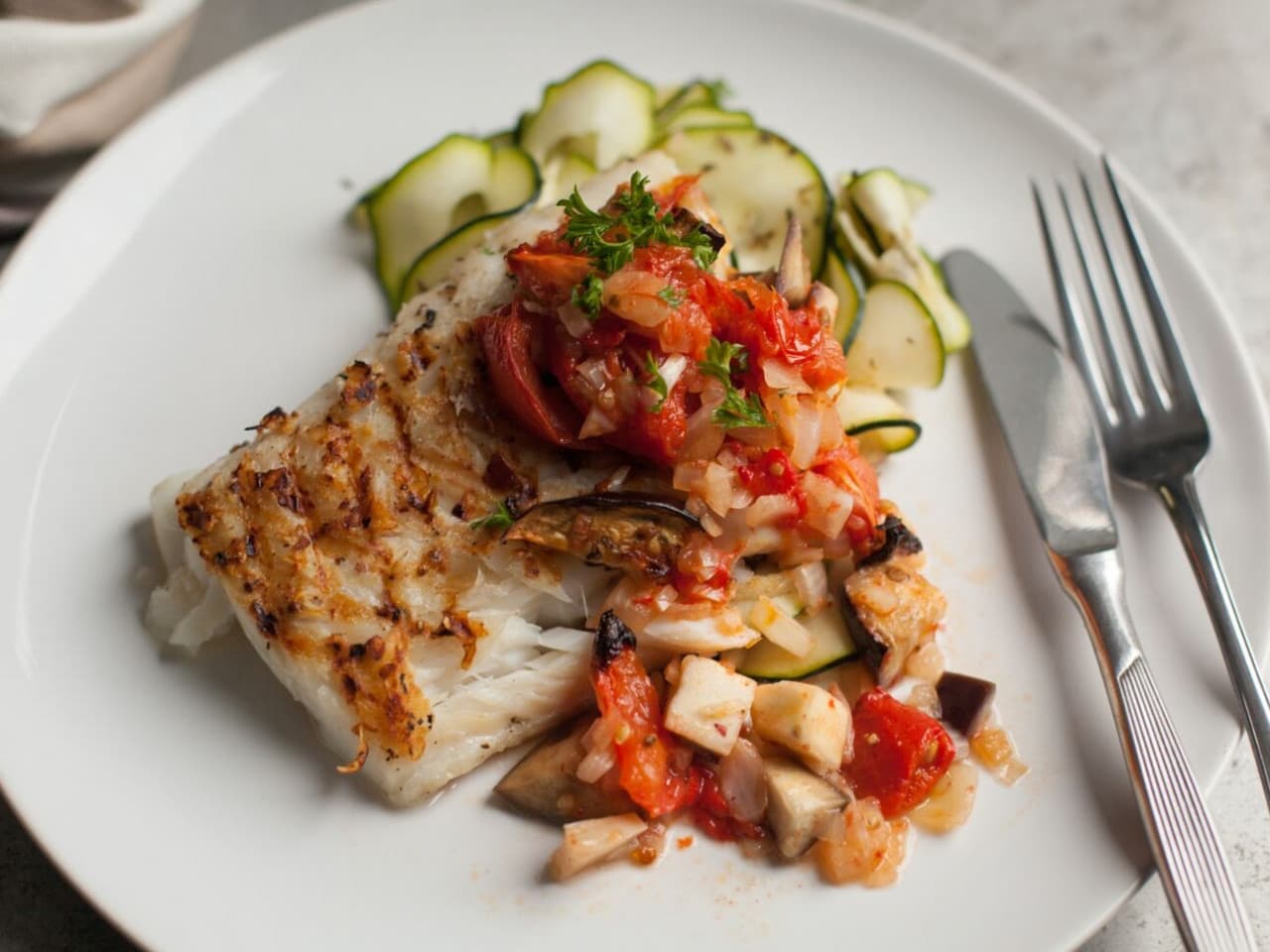 Gegrilde kabeljauw met geroosterde groenten en zoodles