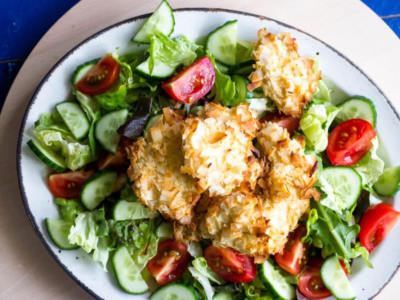 Ensalada con pollo en una corteza crujiente