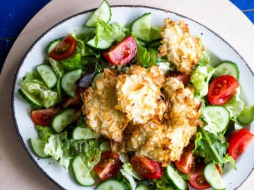 Salade met kip in een knapperig korstje