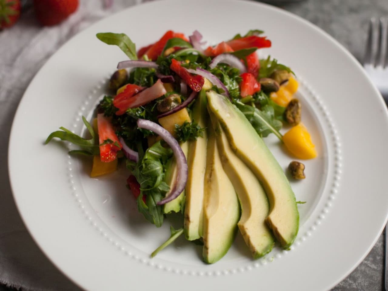 Ensalada de aguacate con fresa y mango