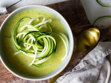 Soupe thaï à la noix de coco avec des nouilles de courgettes