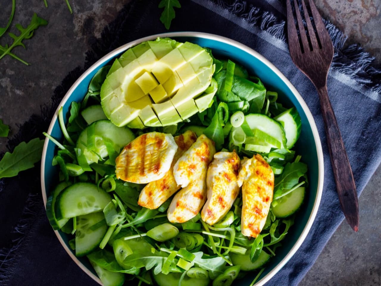 Ensalada de pollo a la parrilla y aguacate