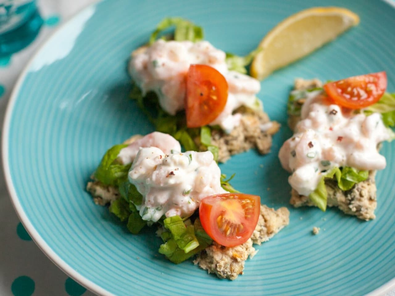 Craquelins au sésame avec salade de crevettes