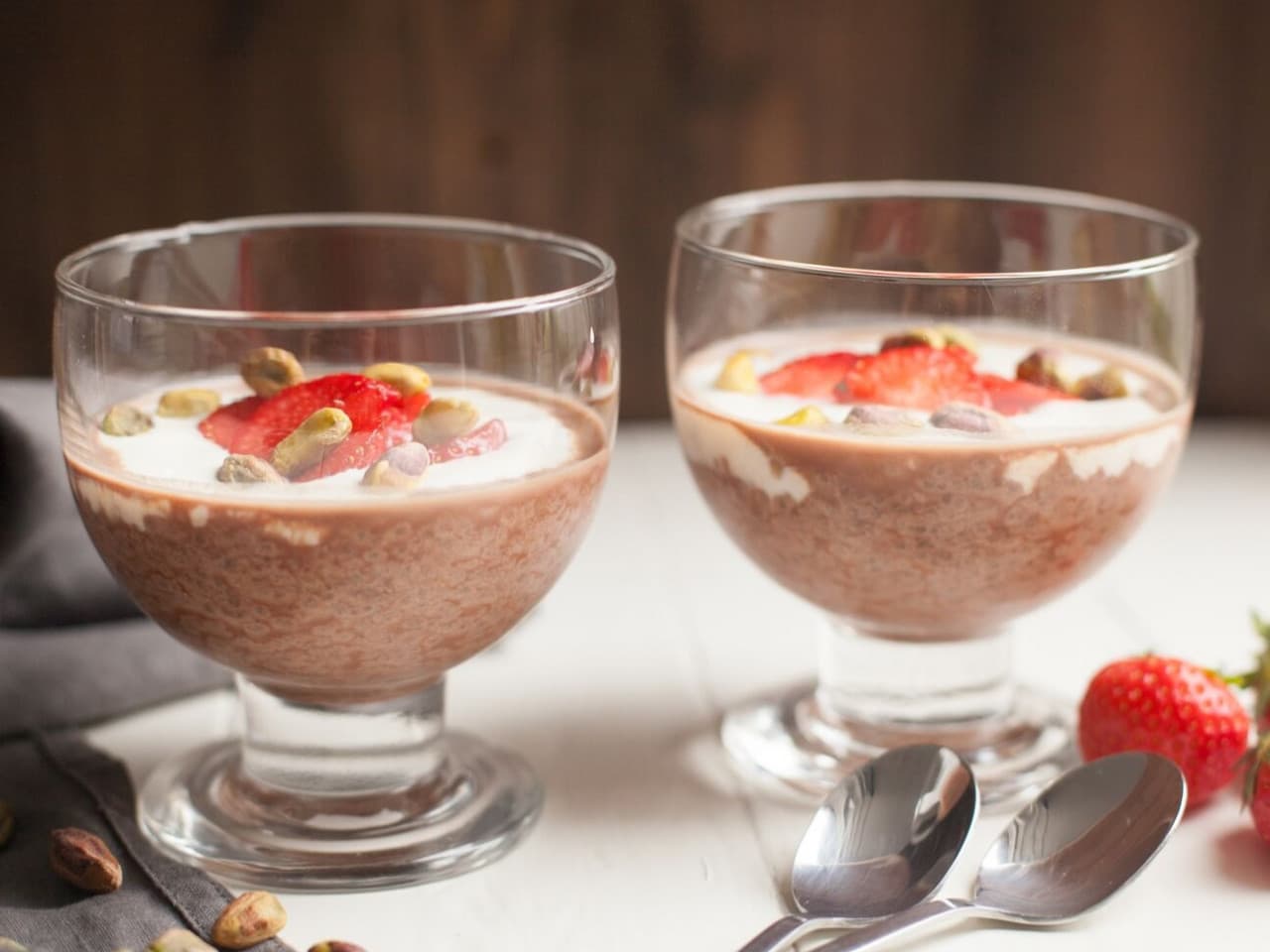 Chia pudding met chocolade, aardbeien en pistache