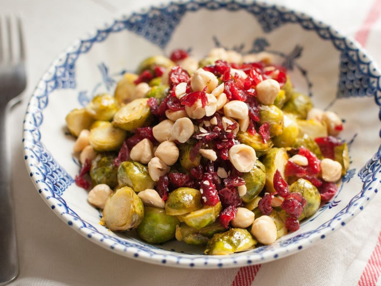 Geroosterde spruitjes met cranberries, sinaasappel en hazelnoten