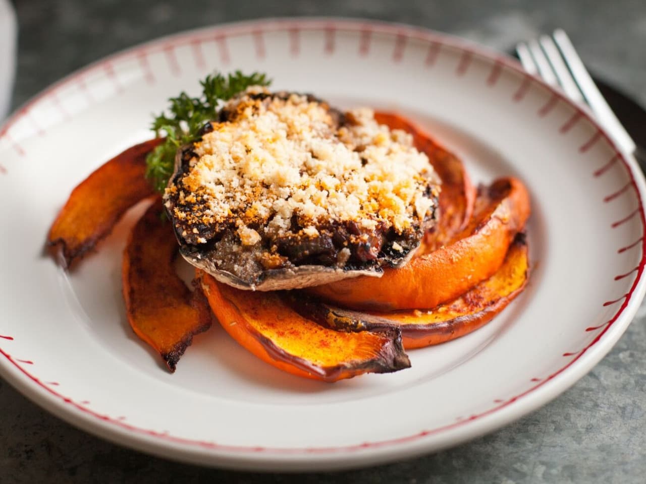 Champiñones portobello rellenos con calabaza asada