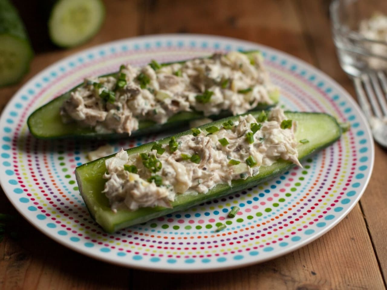 Bateaux de concombre avec salade de maquereau