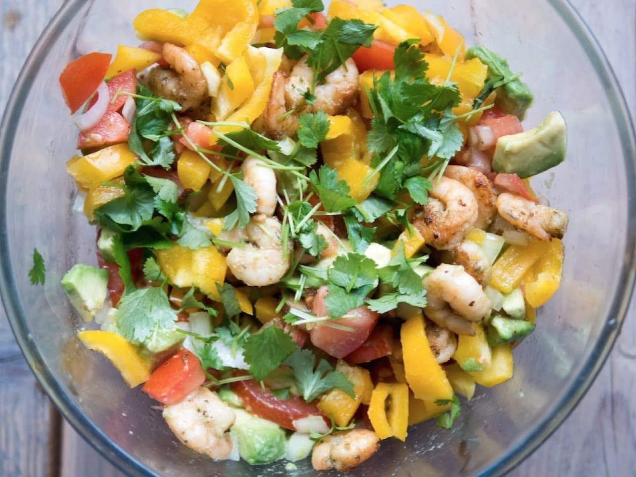 Kleurige garnalensalade