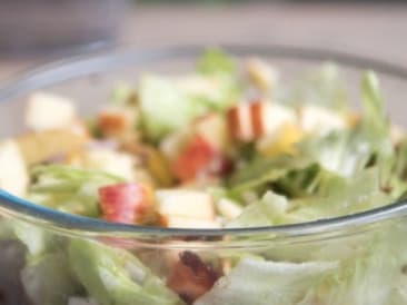 Ensalada de tocino, pollo y aguacate