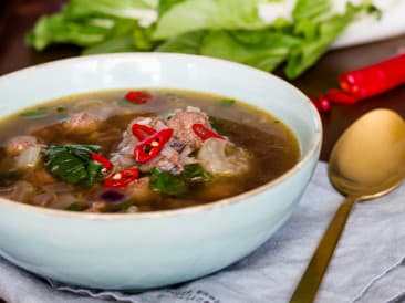 Sopa asiática con albóndigas