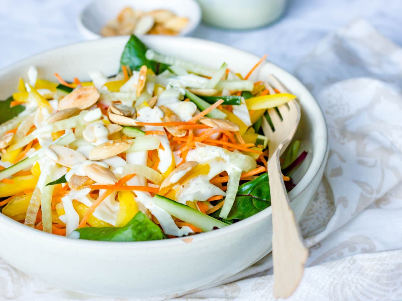 Salade colorée aux amandes