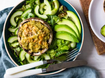 Setas portobello de salmón con ensalada