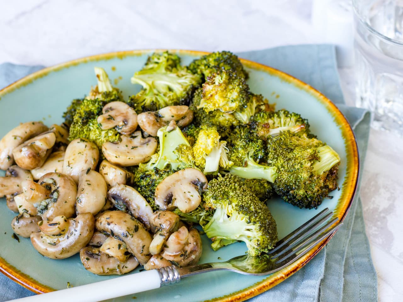 Brócoli asado con champiñones al ajillo