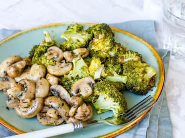 Brócoli asado con champiñones al ajillo