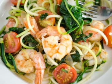 Zoodles con camarones y espinacas