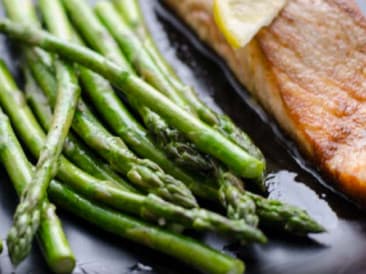 Pan-fried salmon with asparagus