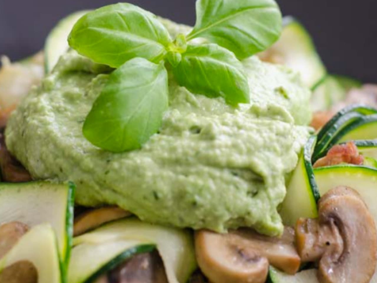 Zappardelle met basilicum-avocado-roomsaus