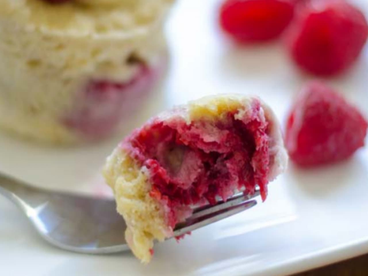 Pastel de taza con frambuesa