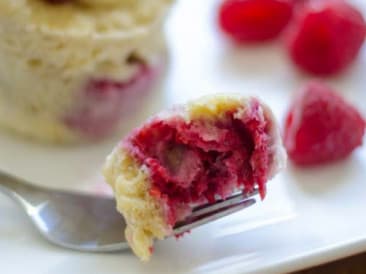 Pastel de taza con frambuesa