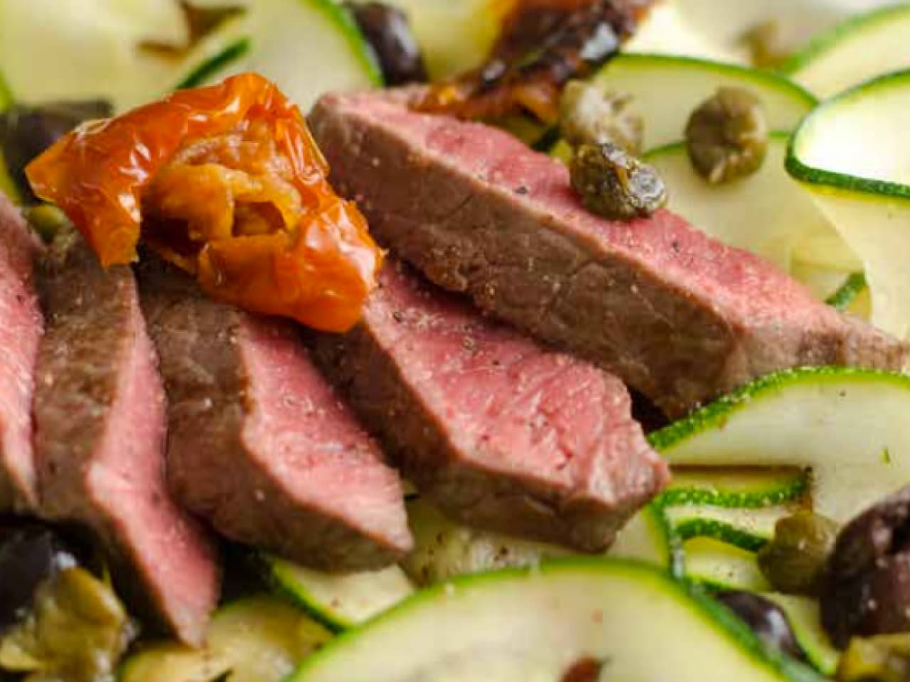 Ensalada de filete con cintas de calabacín