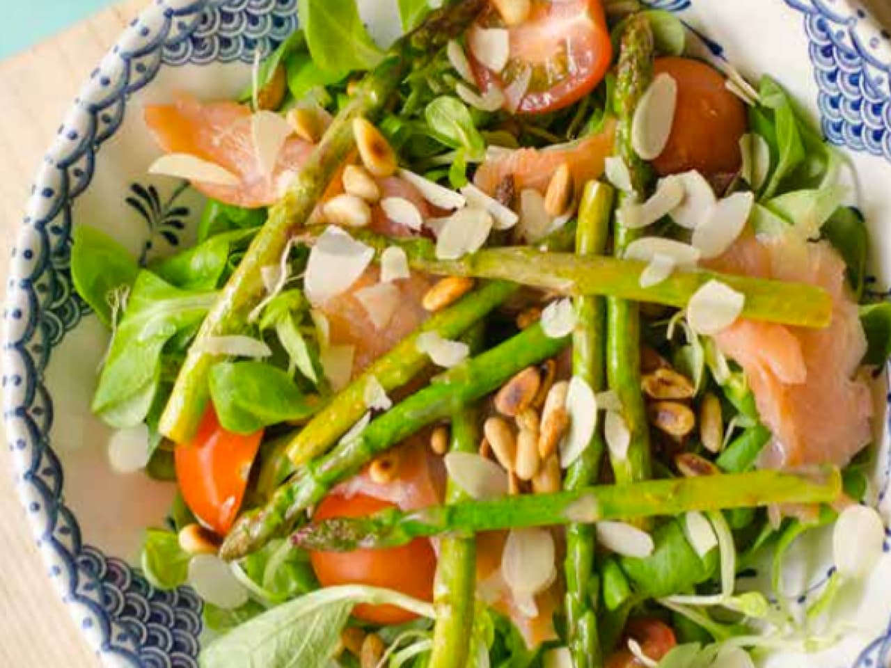 Ensalada de espárragos a la plancha con salmón