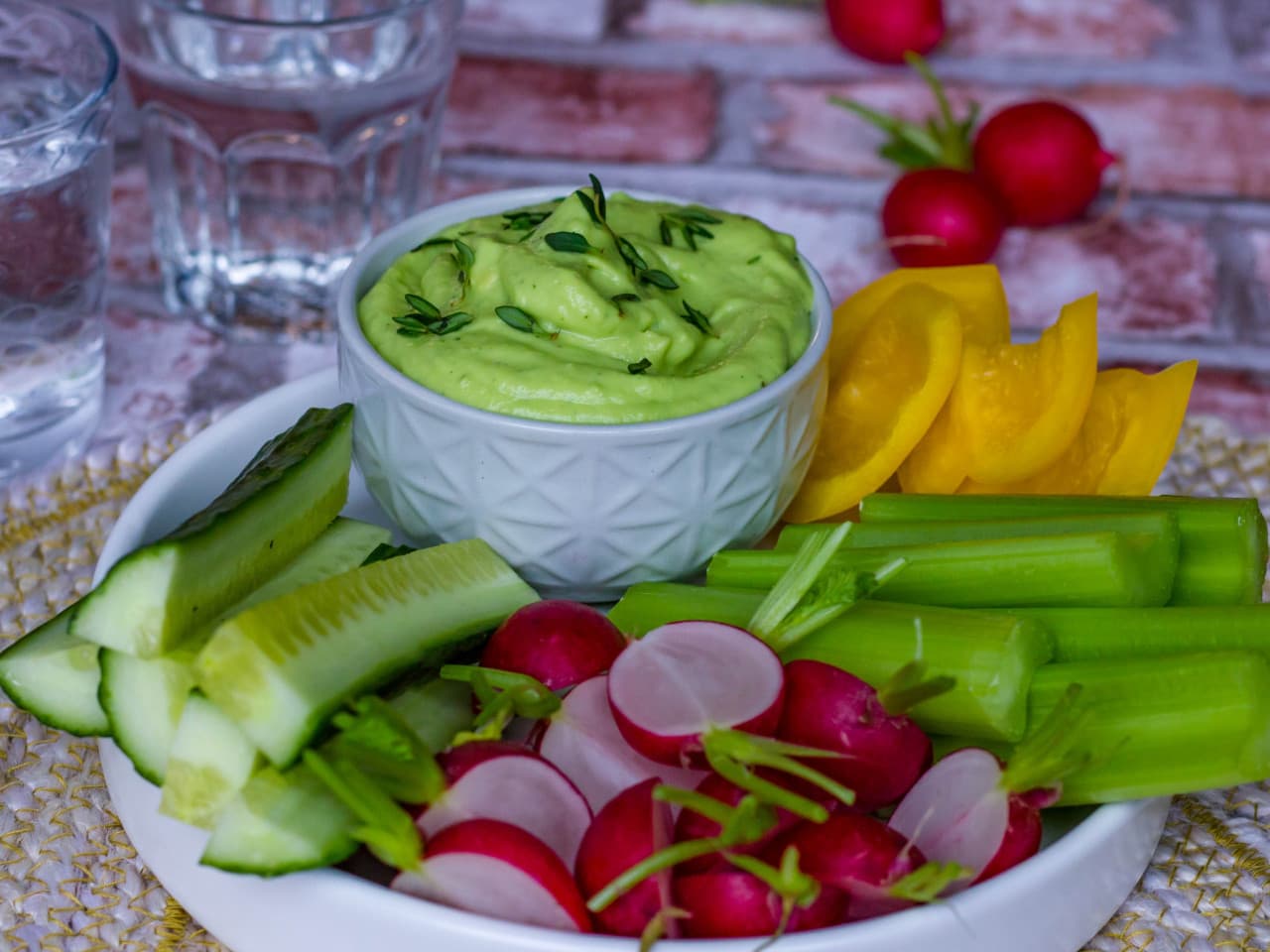 Trempette à l'avocat avec crudités et poulet fumé