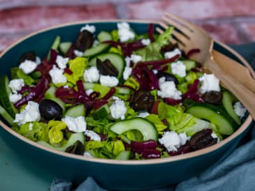 Salade met rode ui en geitenkaas