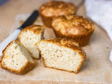 Almond-cheese buns