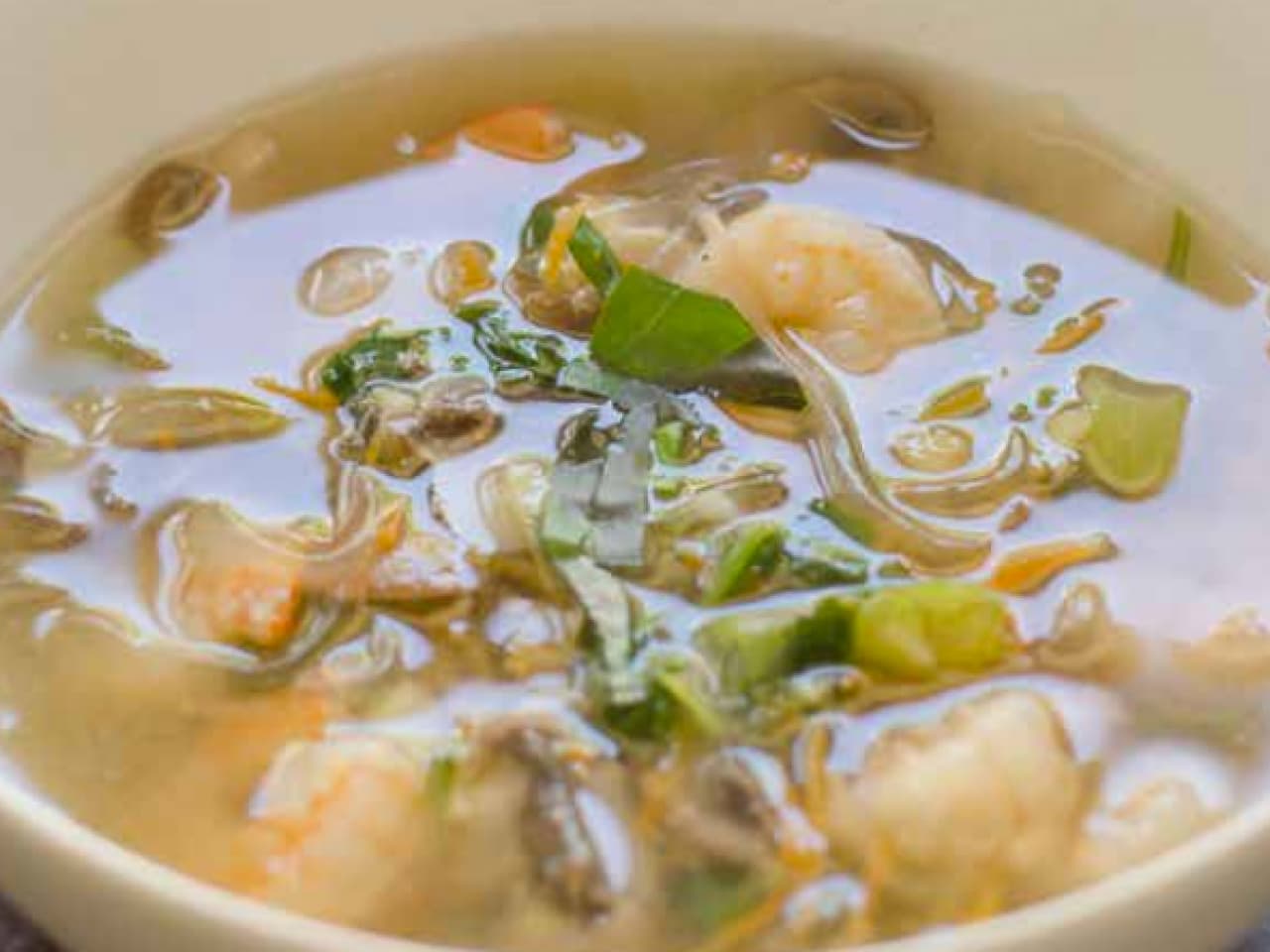 Sopa de camarones orientales bien surtida