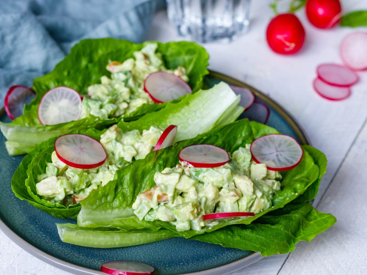 Ensalada de lechuga con ensalada de pollo y aguacate