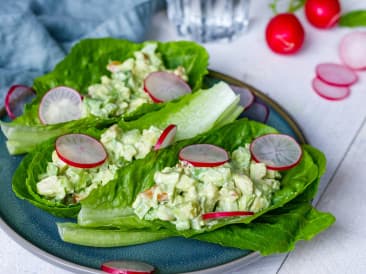 Ensalada de lechuga con ensalada de pollo y aguacate