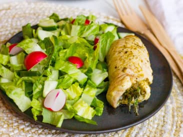 Gefülltes Huhn mit frischem Salat