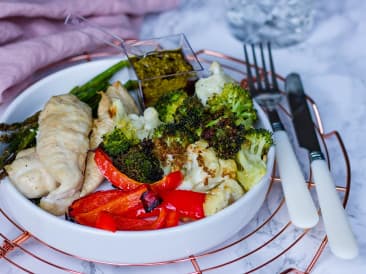 Verduras a la parrilla y pollo con pesto