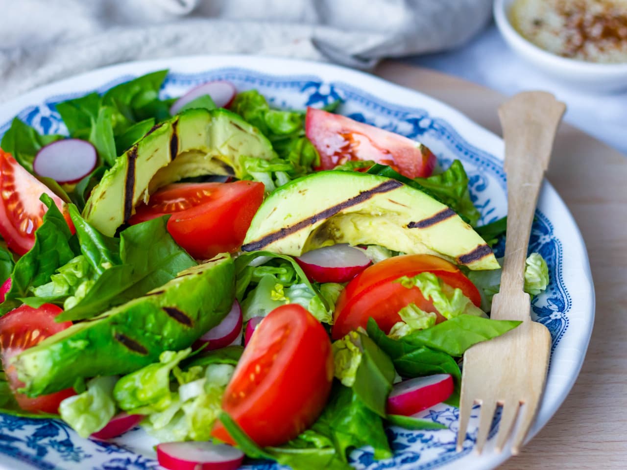 Salade d'avocat grillé