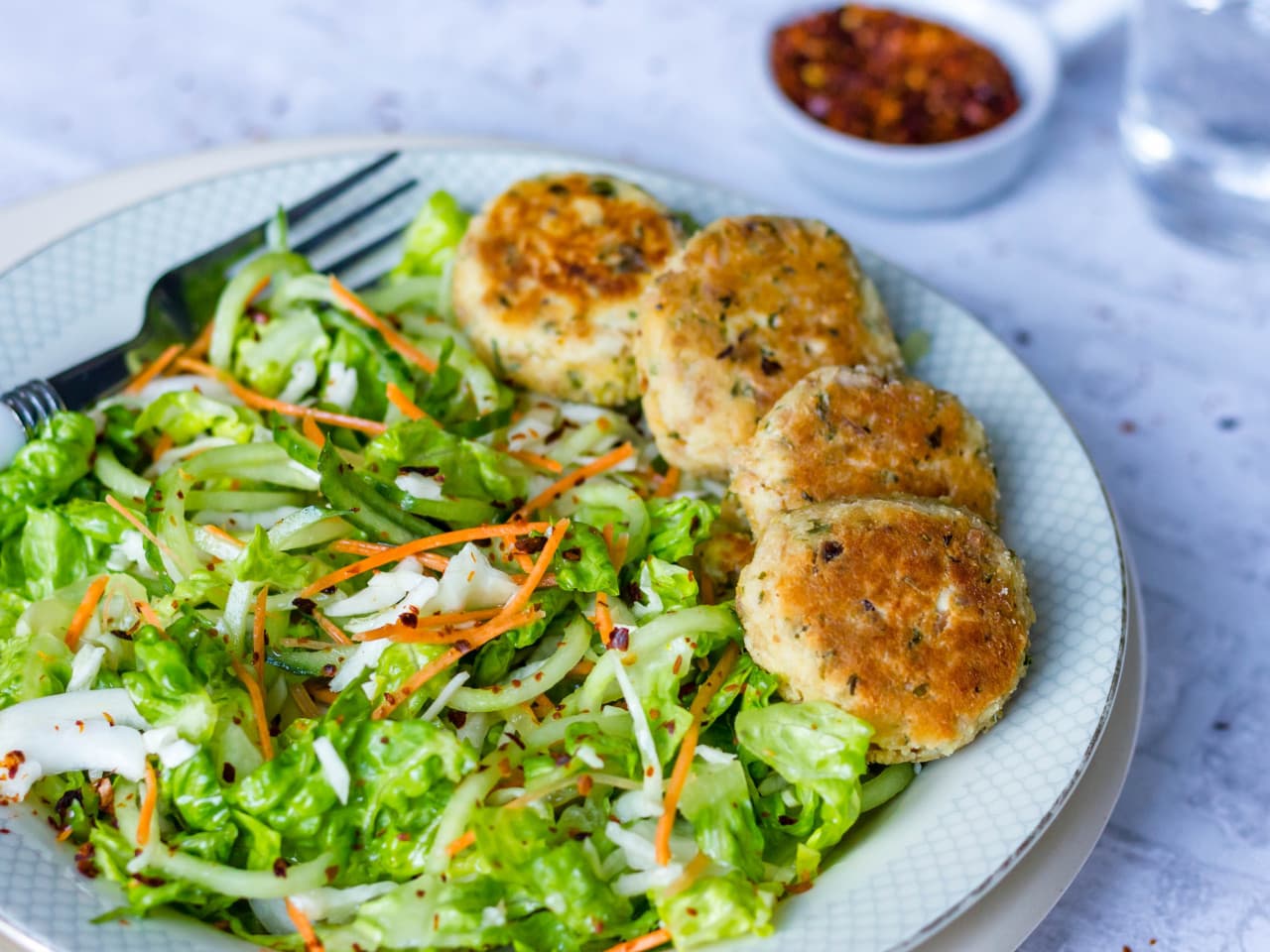 Gâteaux de poisson avec salade asiatique