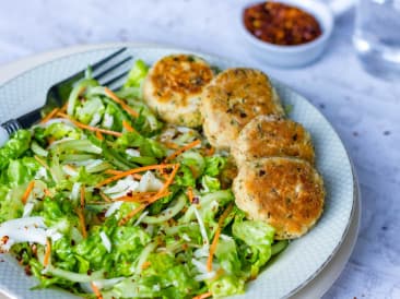 Gâteaux de poisson avec salade asiatique