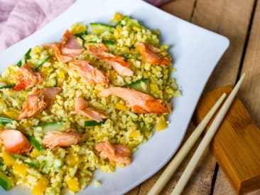 Arroz de coliflor frito con salmón ahumado