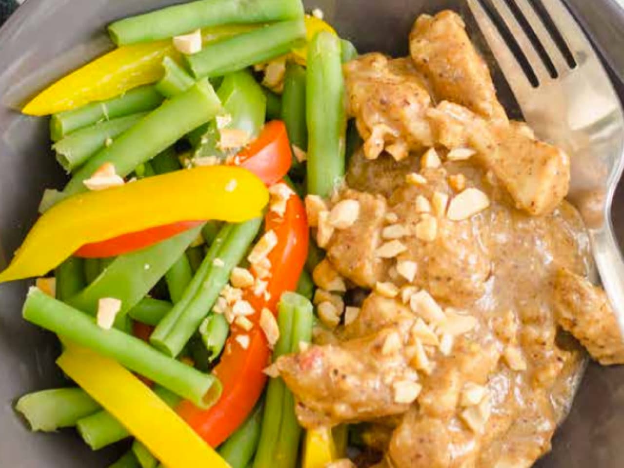 Satay de poulet aux légumes vapeur