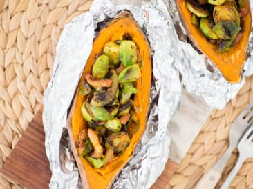 Batata rellena con coles de Bruselas y tocino