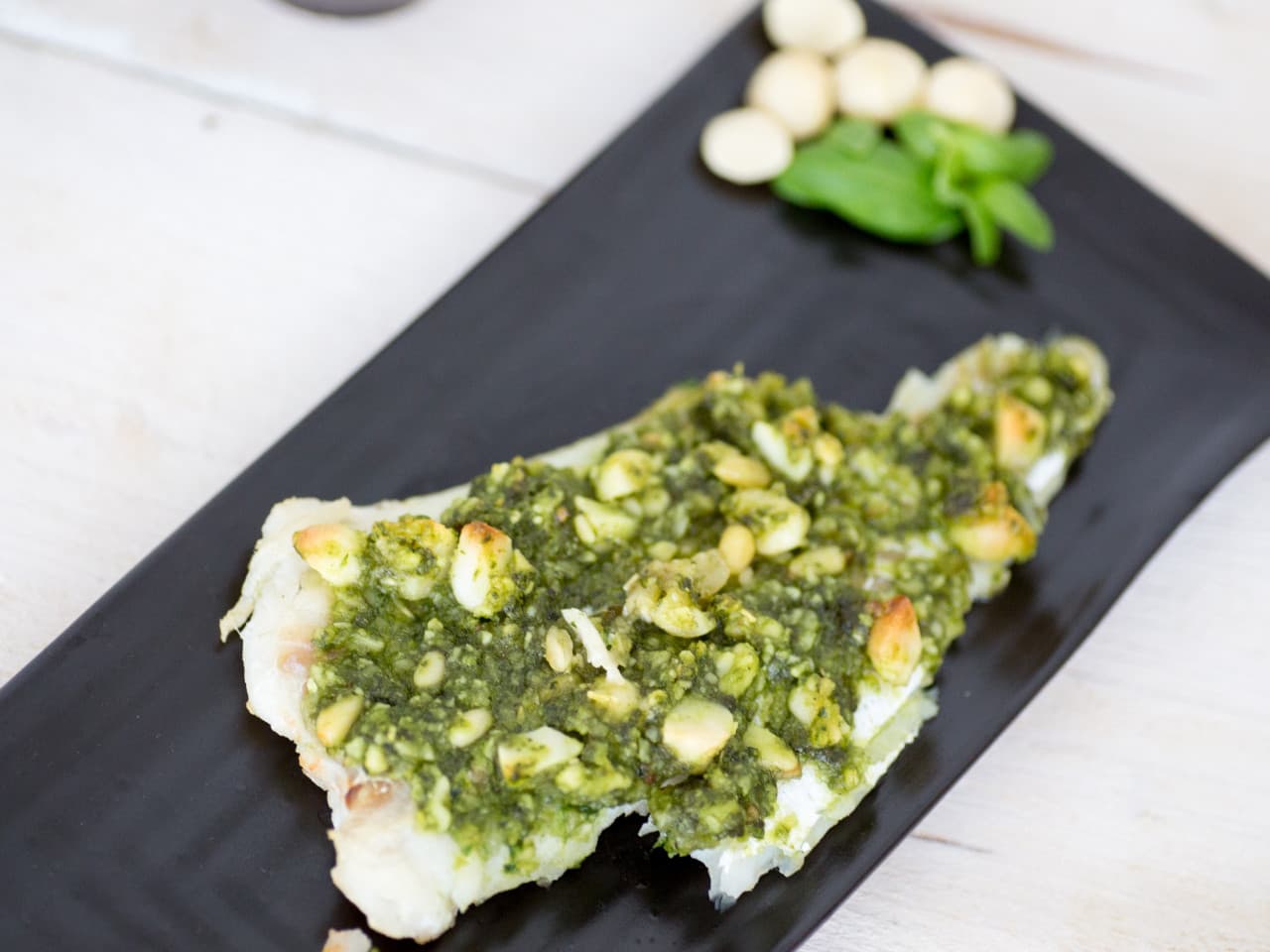 Morue avec croûte de noix et pesto