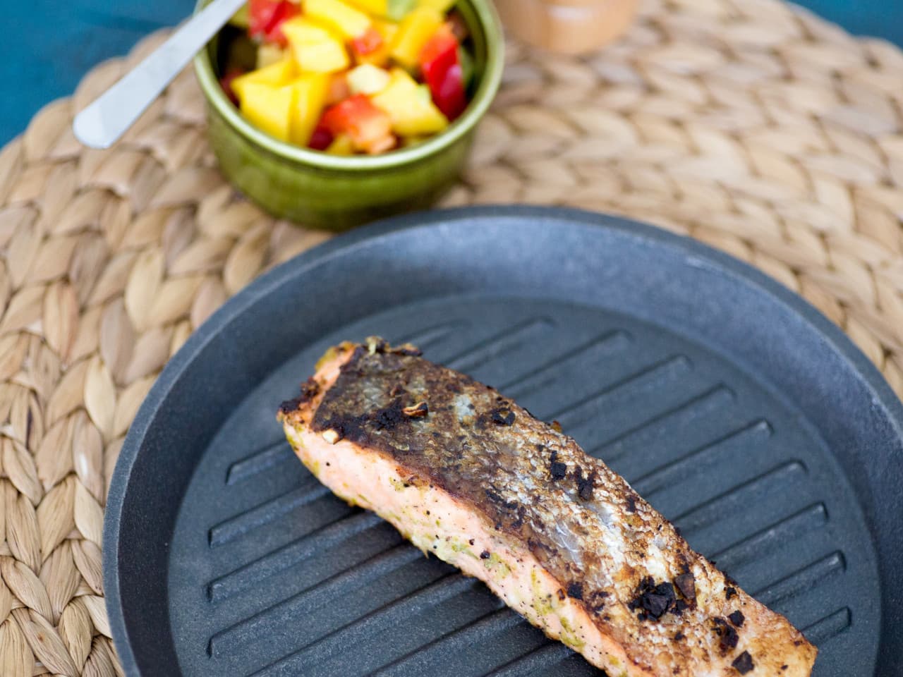 Salmón a la plancha con salsa de aguacate y mango